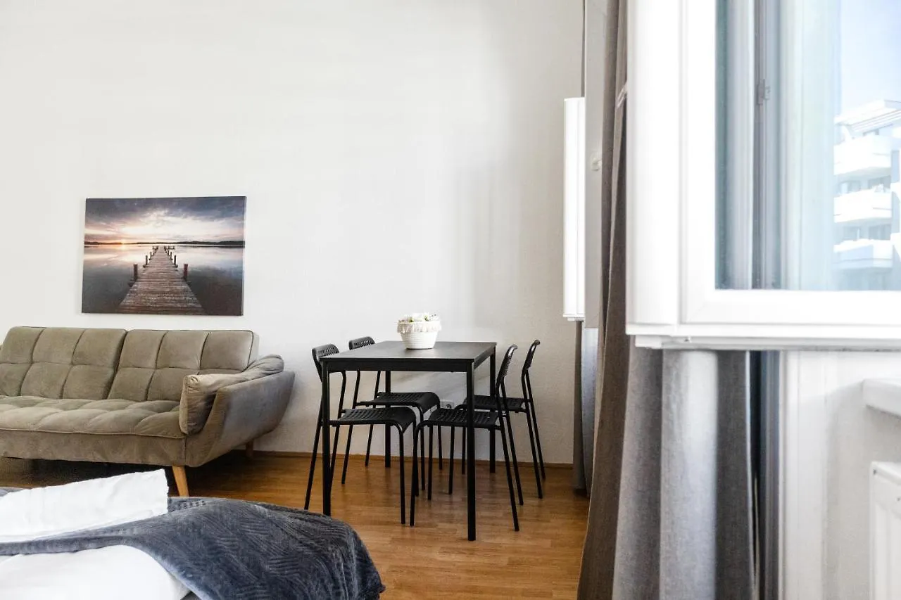 Beautiful 2Br Aptartment 12 Minutes To Downtown Vienna Apartment